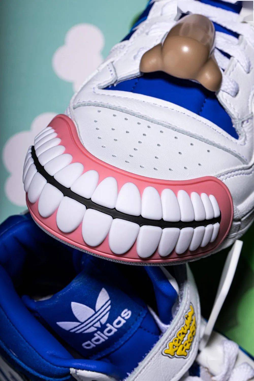 Kerwin 社交牛 X 症专属！今年阿迪最怪联名鞋定价看傻了！网友：上脚不挺帅吗？！