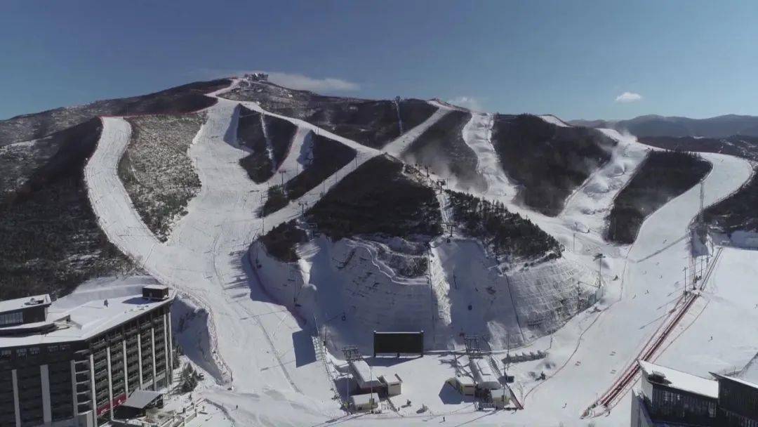 崇礼地处内蒙古高原向华北平原过渡地带的深山区,海拔高,气候冷,昼夜