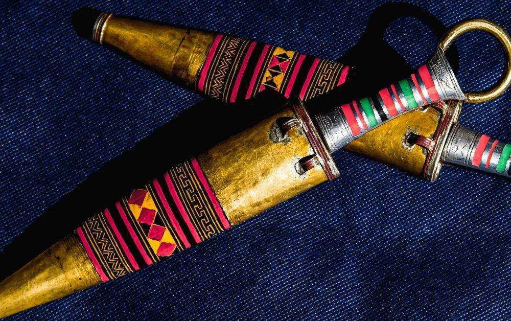 尔古帕比传承的是彝族传统手工艺叶形双耳刀的制作,是四川省级非物质