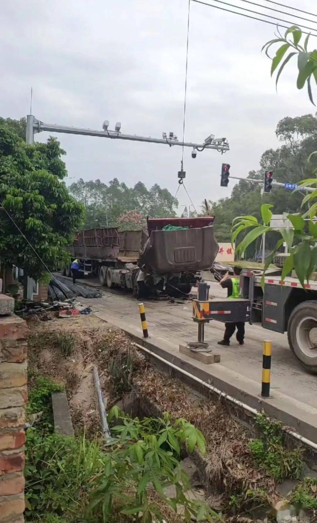 高州大井207国道红绿灯一辆拉满钢筋的大货车急刹钢筋冲破驾驶室血流