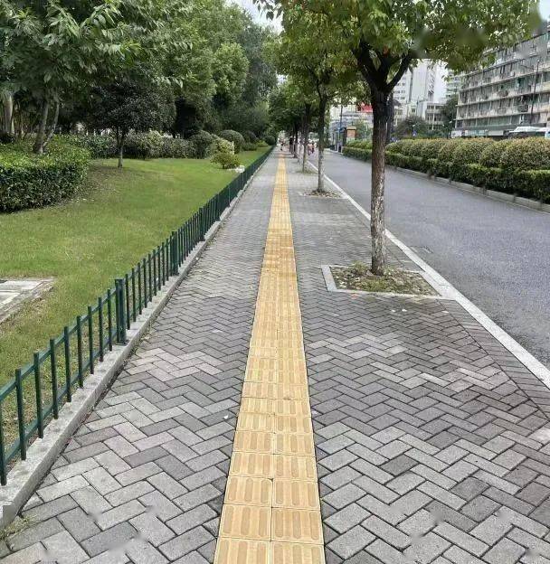 砖▲拱墅区展览东路缘石坡道整改行进盲道铺设方向▲万石天桥台阶处