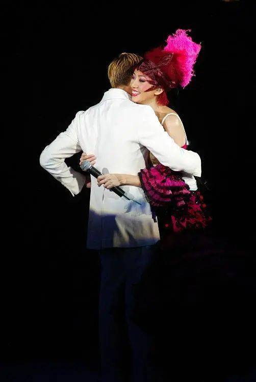 芳华绝代20年,如今半个娱乐圈都在怀念她_梅艳芳