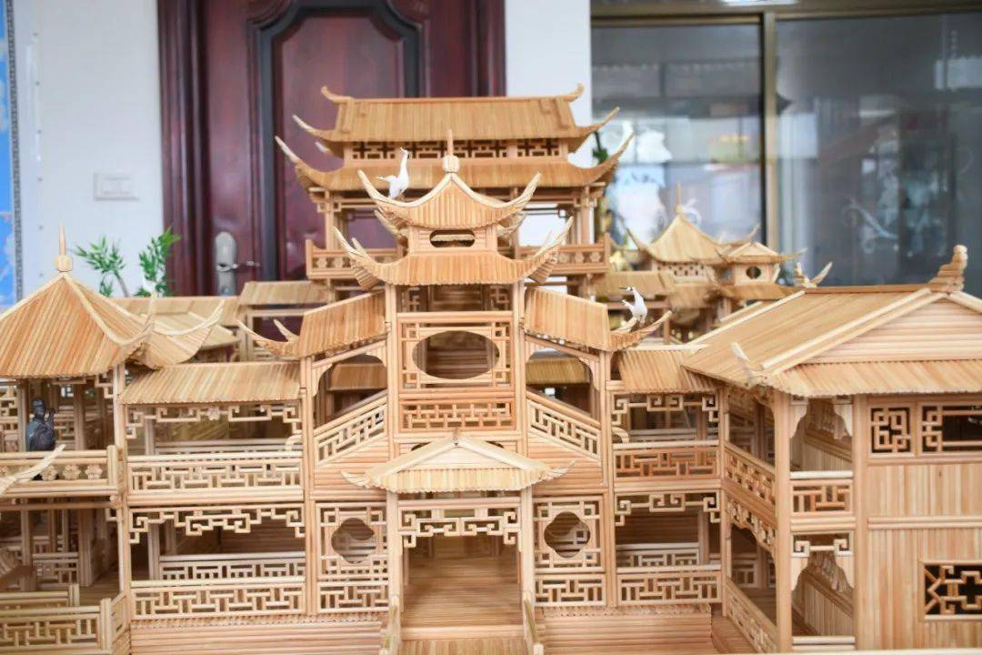 这件建筑模型作品《苏州园林》是他耗时半年,将2000根竹条折成16800多