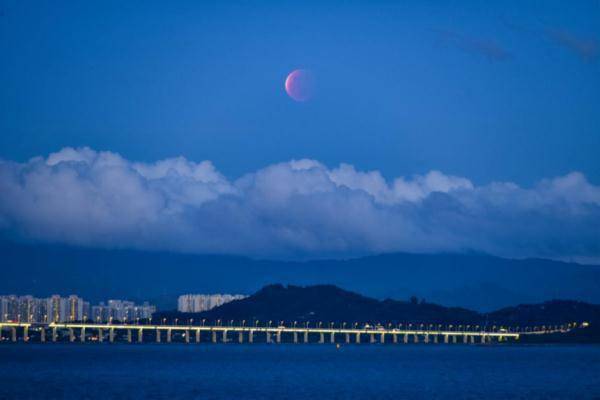 11月19日，近600年最长月偏食震撼登场