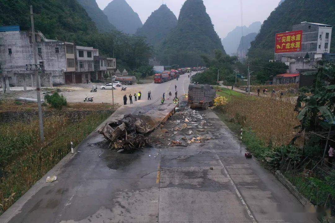 秦美娟,装载32吨水泥)行驶至g210线3215km 500m(河池市都安县高岭镇