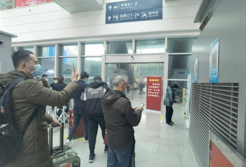 北京铁路:个别旅客"买短坐长"到京 不符合进京条件的将劝返