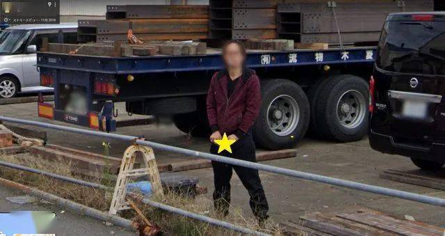 发现一个随地尿尿的大叔…网友在看谷歌街景的时候,#随地尿尿被街景车