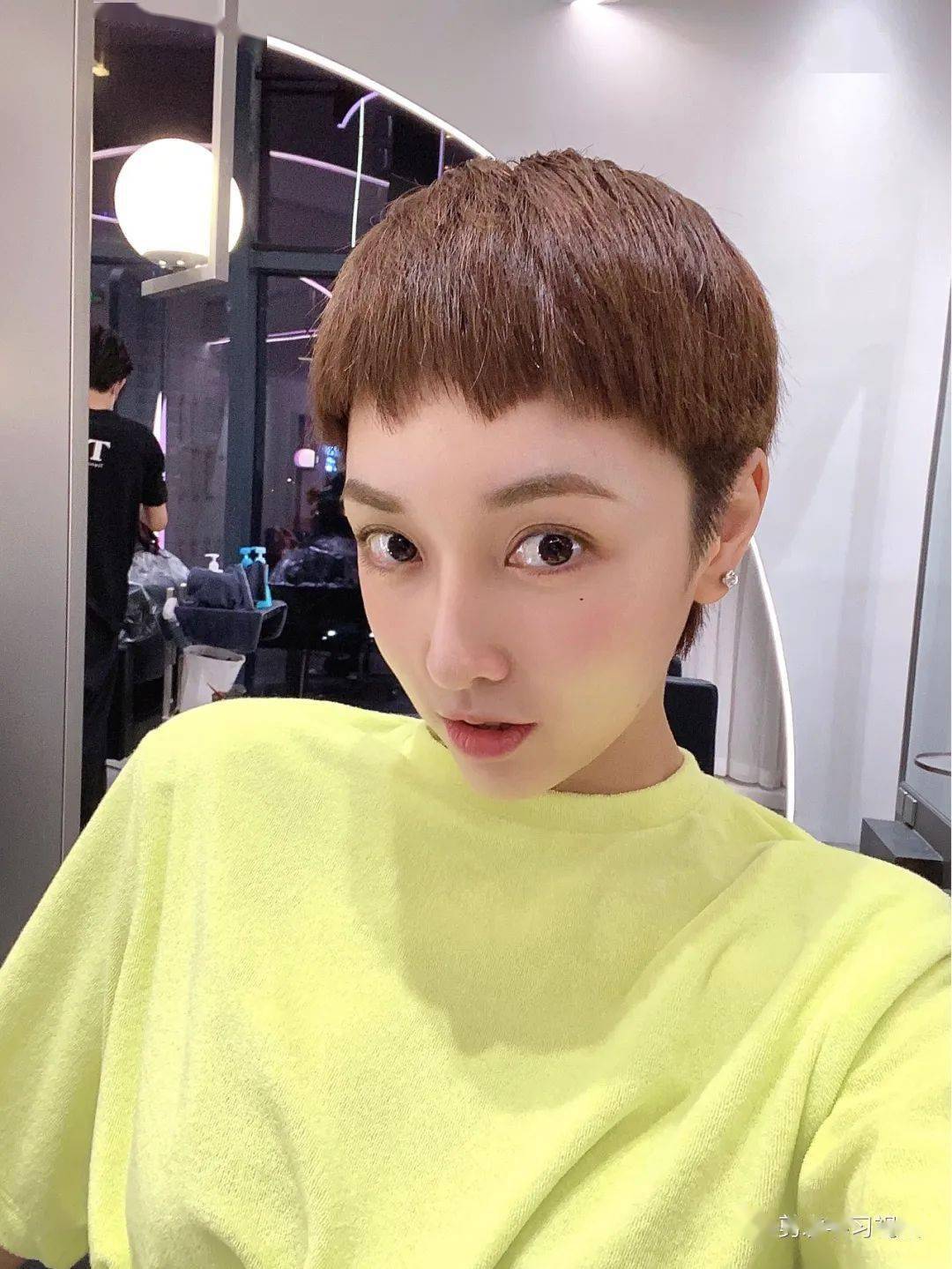 二次元超短发女孩
