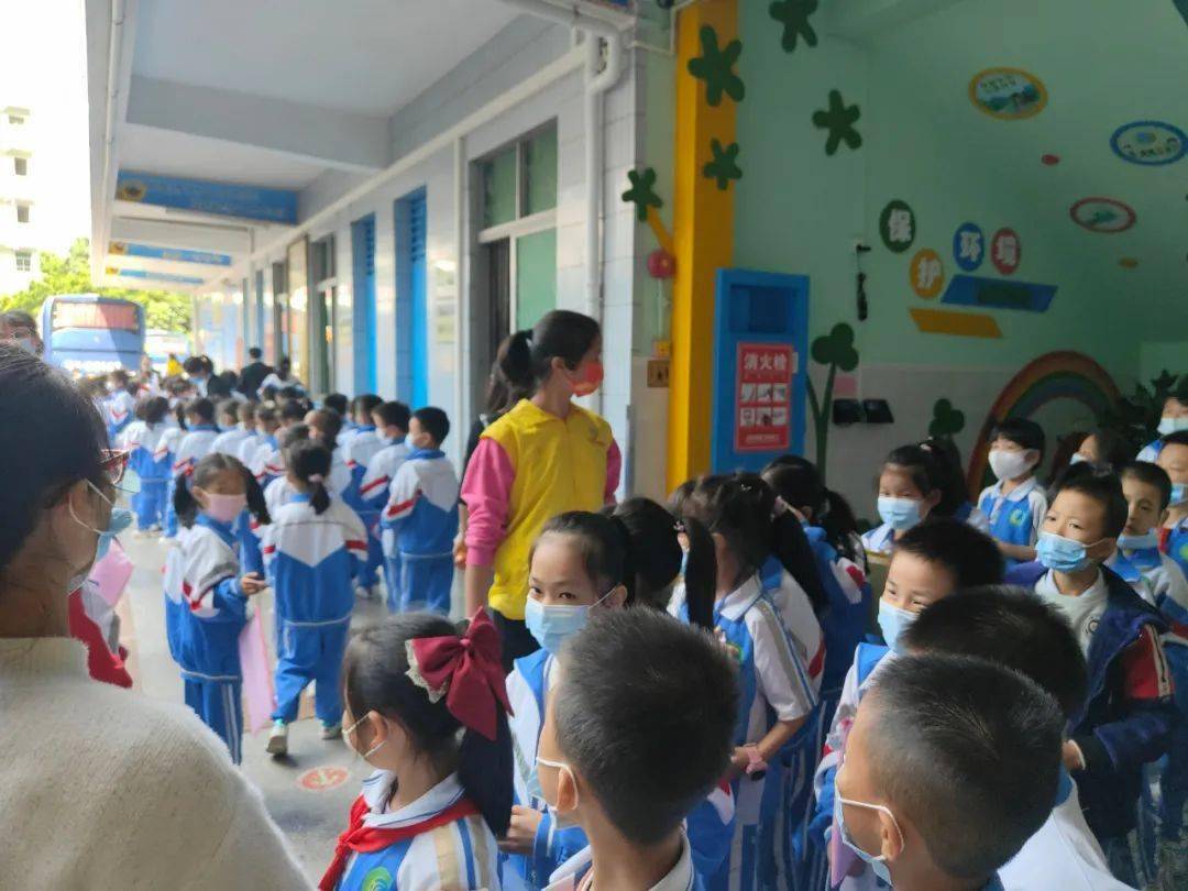 红荔小学家长志愿服务队协助本校全体学生开展新冠疫苗接种活动