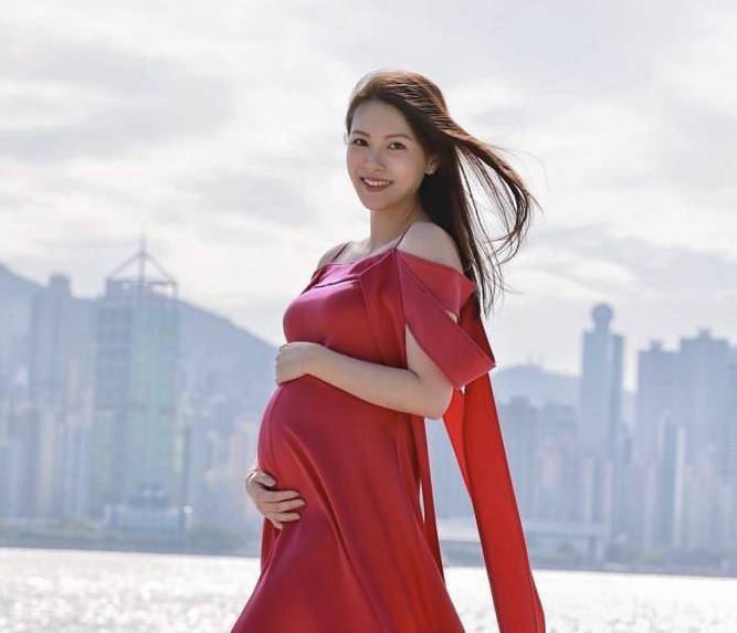 41岁香港著名男星即将再度当爸,富贵妻子怀孕9月临盆在即_李洁莹