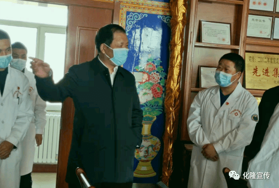 县委副书记,县长马占奎一行到县藏医院慰问一线职工并调研藏医药业务