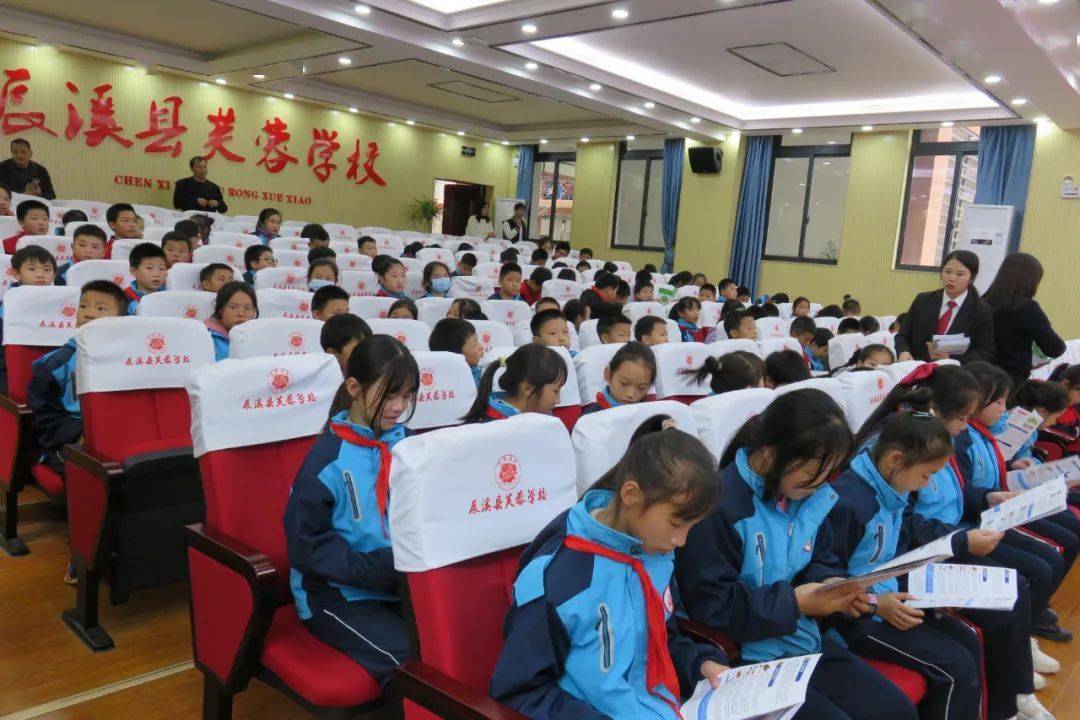 11月11日,怀化市辰溪县人民法院来到县芙蓉学校开展禁毒知识进校园