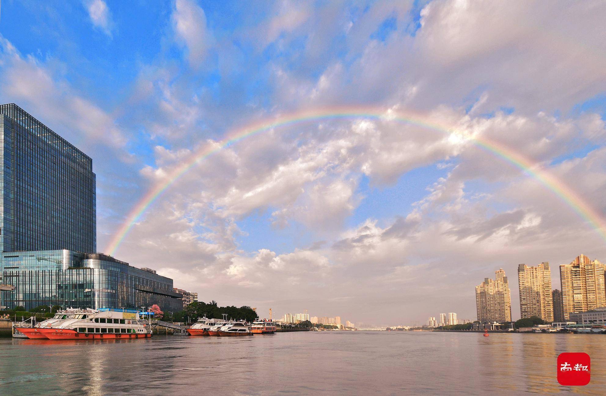 广州双彩虹横跨珠江老广边钓鱼边看彩虹悠然自得
