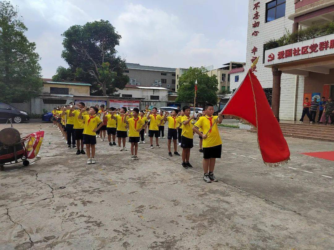 西樵镇第五小学由爱国小学,岭西小学,简村小学,儒溪小学合并而成.