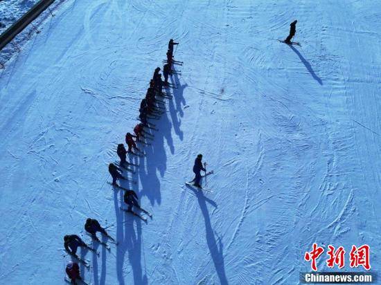 雪场|2021吉林雪场 “开板”首滑：冰雪季“烘热”冬奥