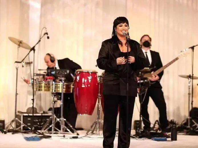 父亲惊天大反转！作了40年的名媛鼻祖刚大婚完，老公就被曝丑闻...