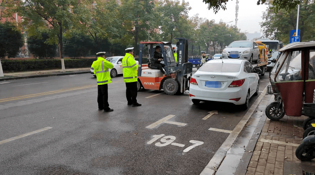 在这些停车位上写有19至7的字样道路两边都施划有机动车停车位在现场