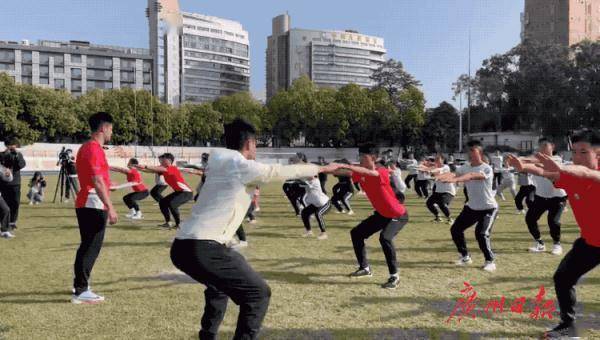 区中|苏炳添教学生挑战9秒83，顺便分享了练臀动作……