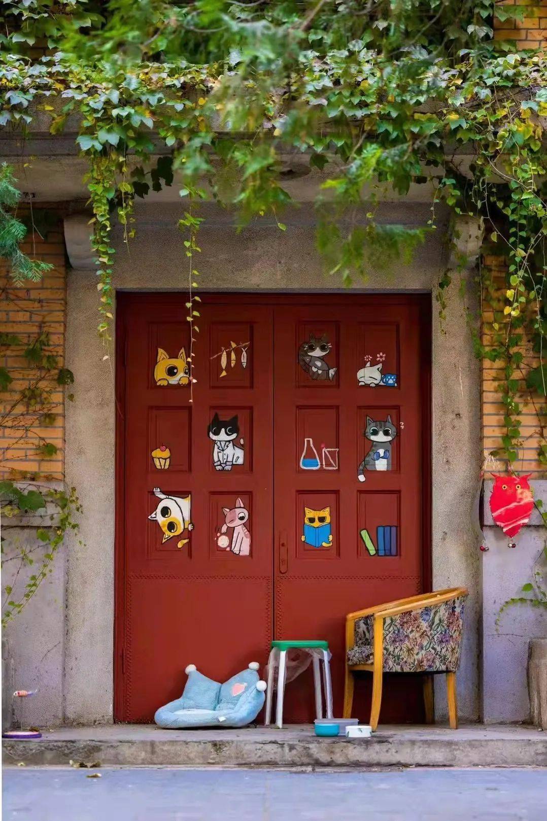 猫人的聚集地 而"猫咪食堂"的全面升级 这扇引得大家流连拍照的涂鸦门