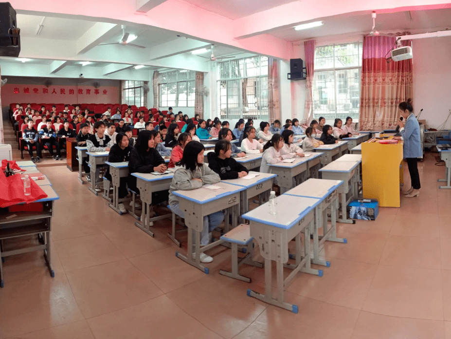 大路铺镇中学9月29日,志愿者唐芳芳走进永州方政职业技术学校,大力