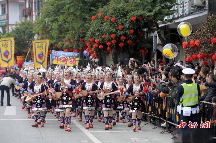 广西龙胜民众身着盛装巡游庆自治县成立70周年