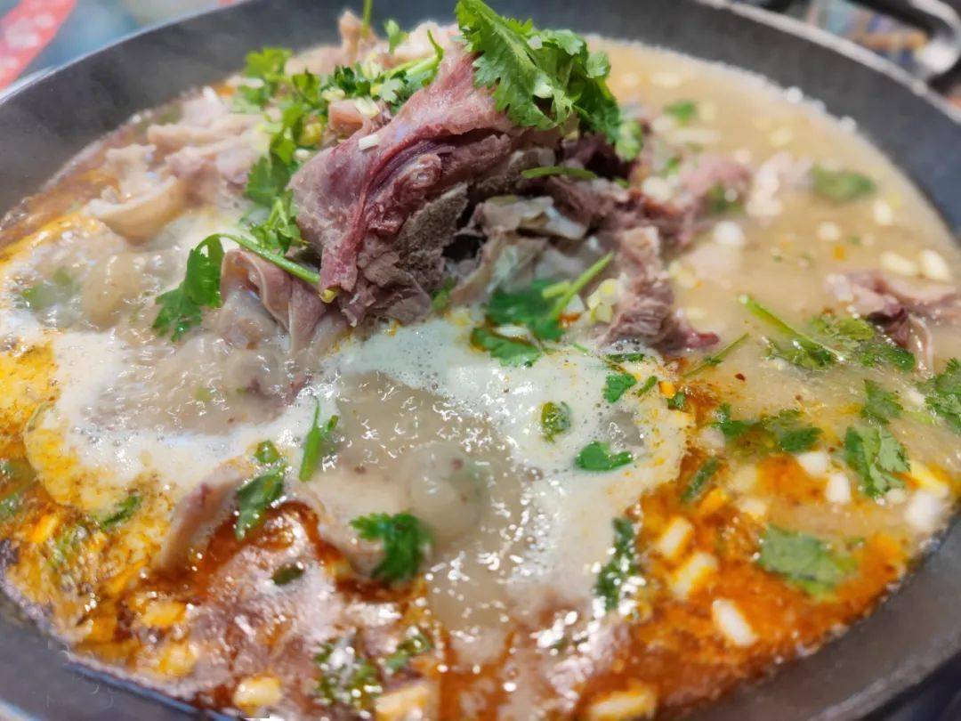 "一熟生百味,肉烂自然香",当羊头红烧得恰到好处,手轻轻一撕就能骨肉