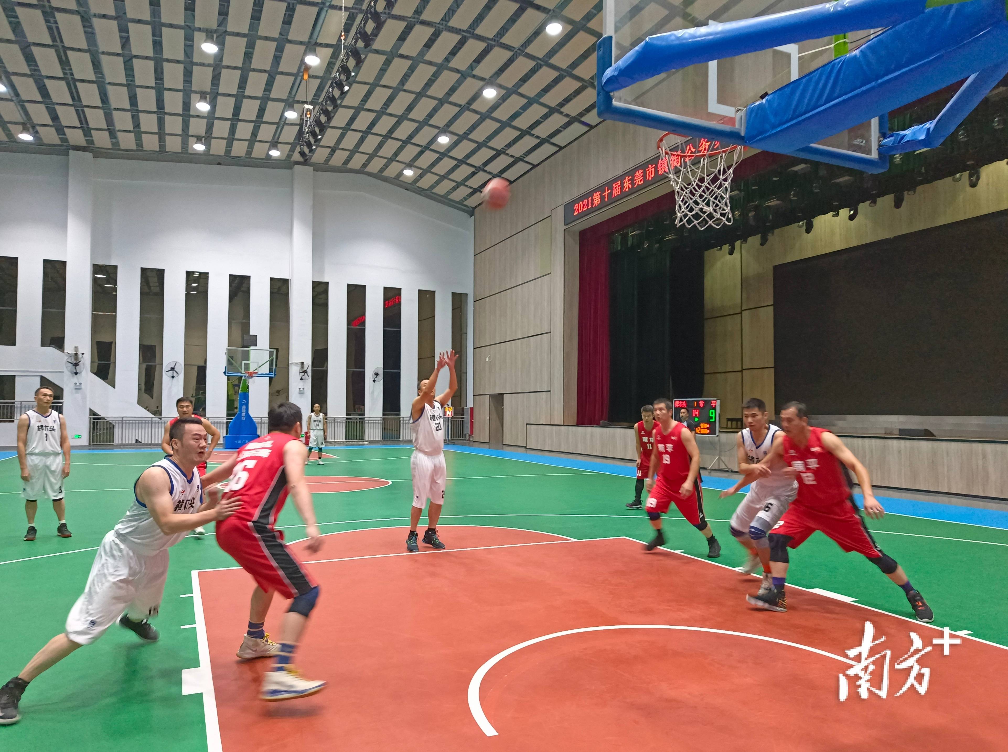 樟木头镇委书记周伟森率镇领导张新伟,罗永光,杨俊丽,姚景新等参加