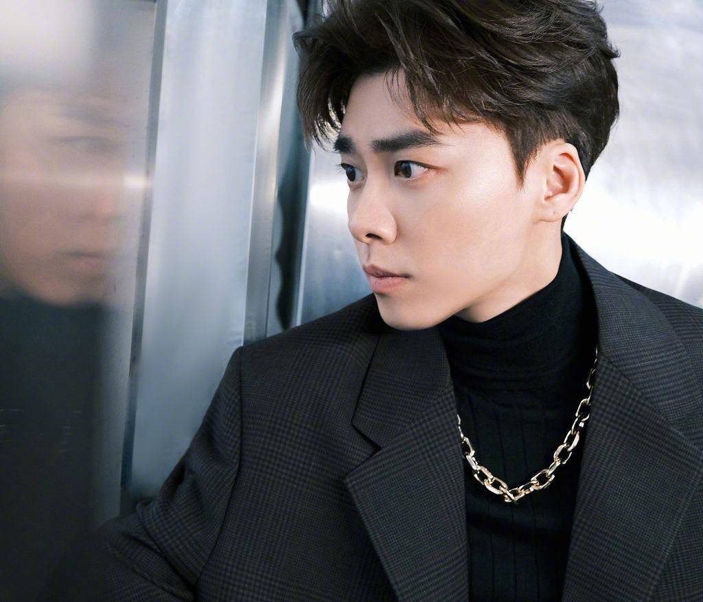 李易峰格子西装阔腿裤英俊帅气 手拿可颂拍摄厨房胶片感大片