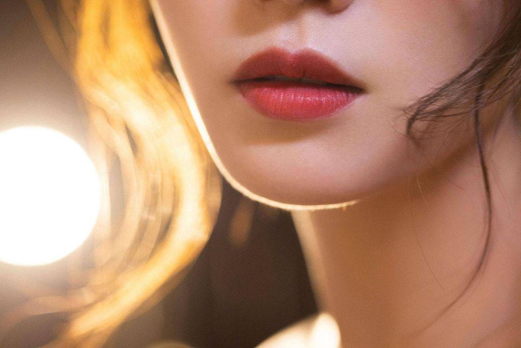 现代感刘诗诗粉花抹胸裙满满浪漫感 头发盘起秀香肩气质俱佳