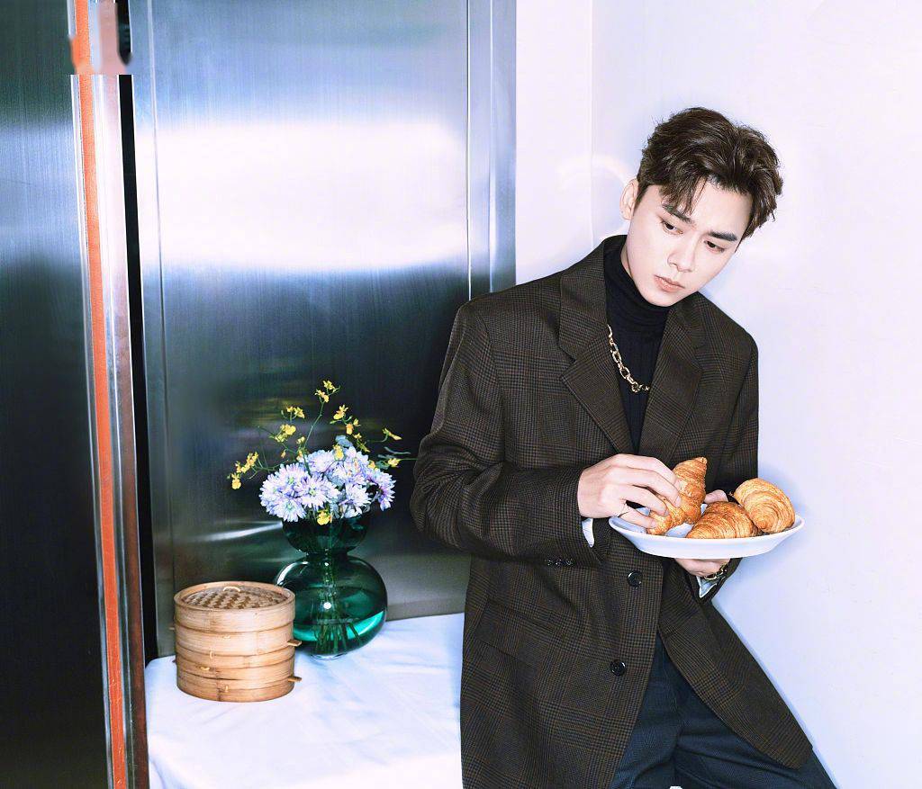 李易峰格子西装阔腿裤英俊帅气 手拿可颂拍摄厨房胶片感大片