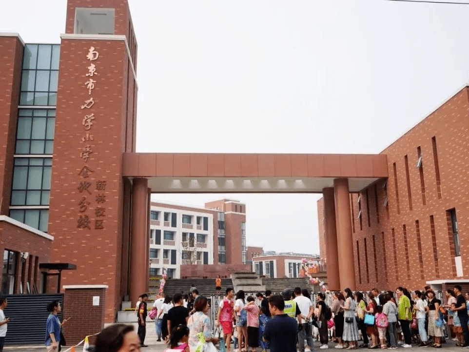 自2013年起,雨花臺區與力學小學,琅琊路小學,金陵中學,南京外國語學校