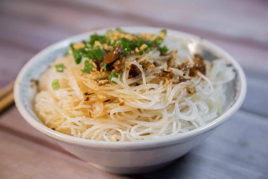 腌粉梅州人十分喜爱吃米粉,每位梅州人都会有一张"吃粉时间表",早餐吃