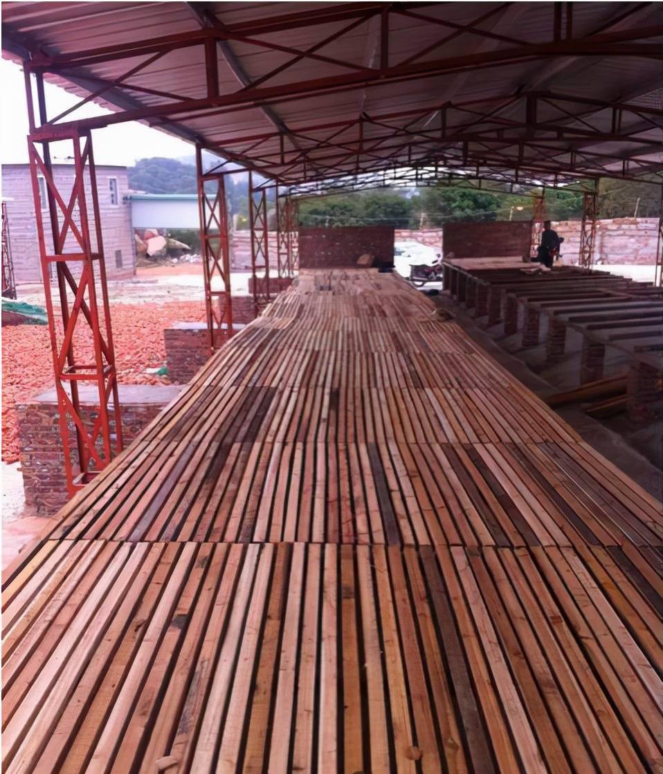 单列楼式高床羊舍,是我国南方气候炎热,多雨潮湿地区值得推荐的标准化