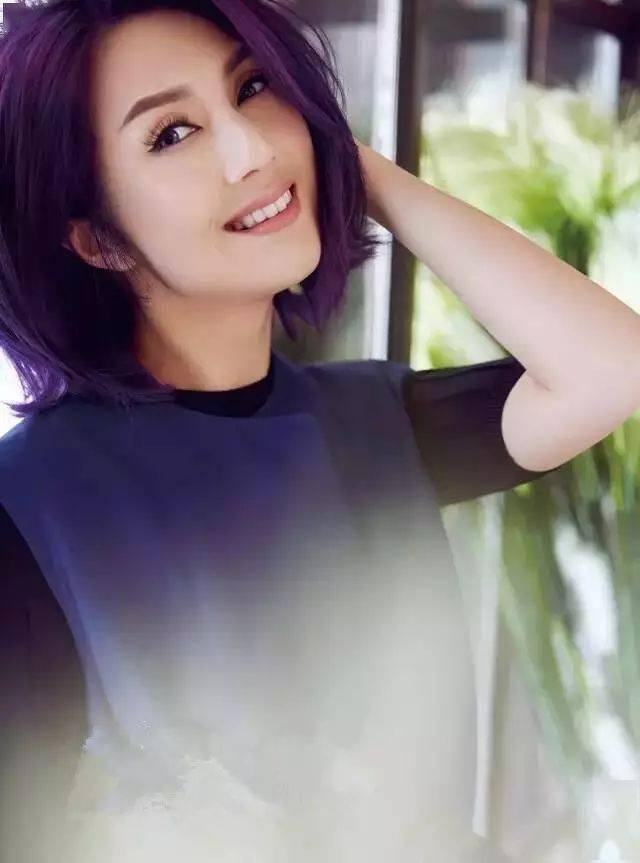 围观明星杨千嬅谢霆锋今日现身汕头老家祭祖现场人山人海