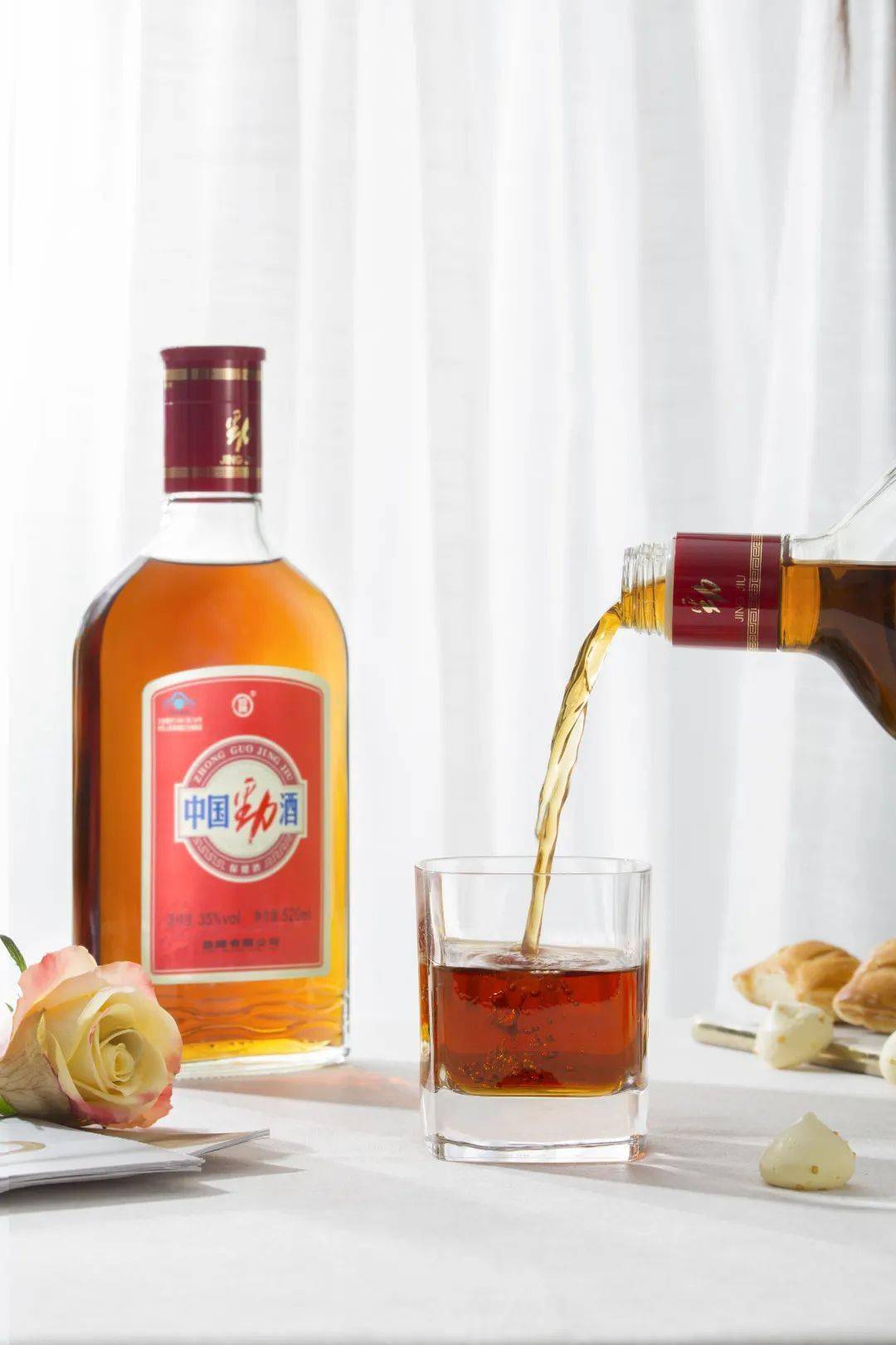 冬天吃羊肉喝劲酒,在益气补肾的同时可全面调理人体机能,通过双向调理