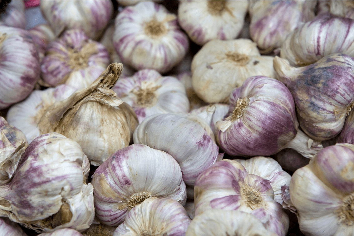 冬天大蒜难保存,农村大妈教你一招,久放照样新鲜,不干瘪不长芽