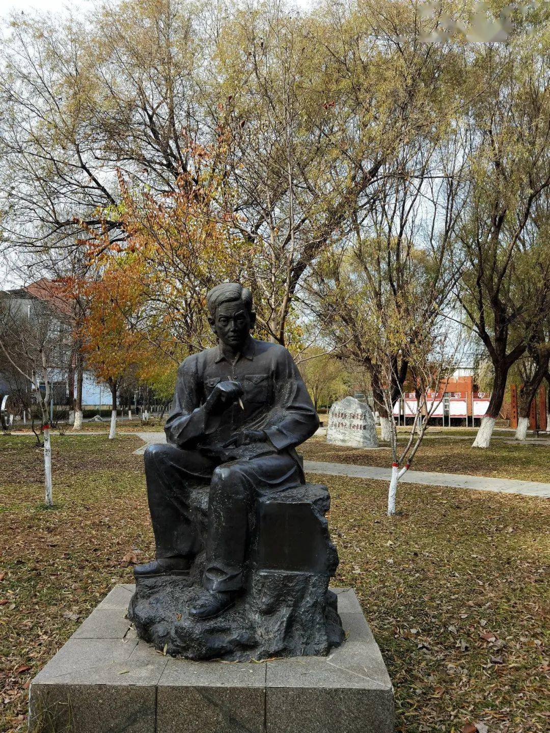 张广厚雕像(古冶区林西人)劳动湖一片湖光暮云隔,荷花荷叶带平芜.