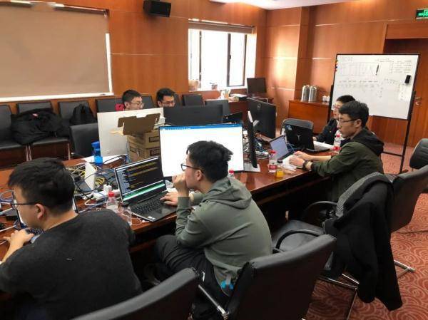 四连冠！他们一往无前！