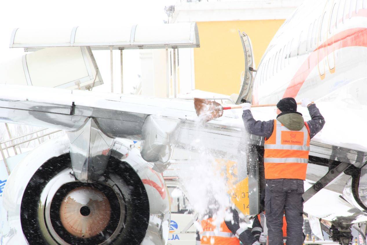 凌晨3時,哈爾濱機場出動17臺掃雪車對跑道,滑行道,機坪進行了清掃.