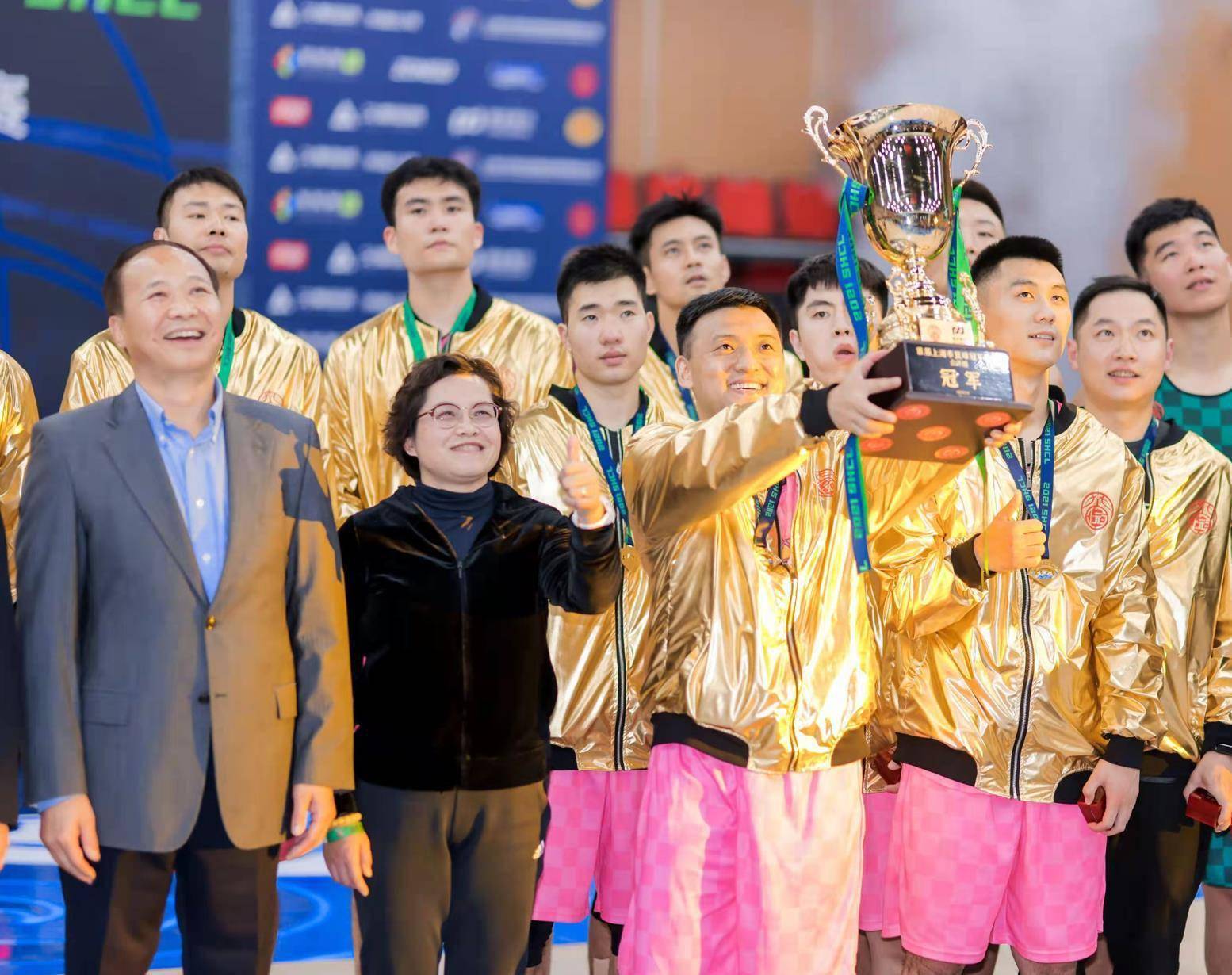 "这阵容太奢侈了,屈洋,朱渊博都来了,就连王增杰都只能坐在场下.