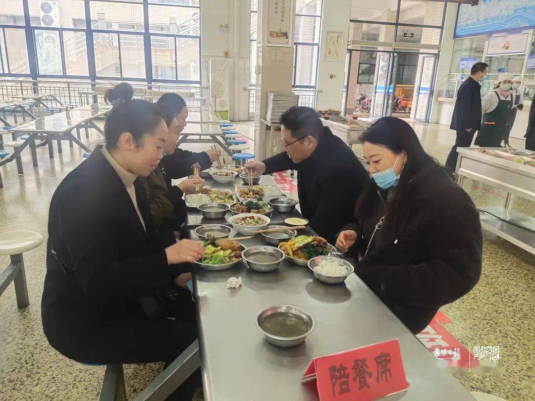 月21日是襄阳五中家长开放日,家长和学生们一起对学校食堂饭菜的口味