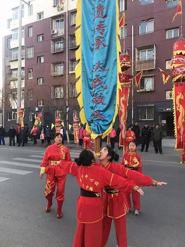 微風過處幡旗舞動