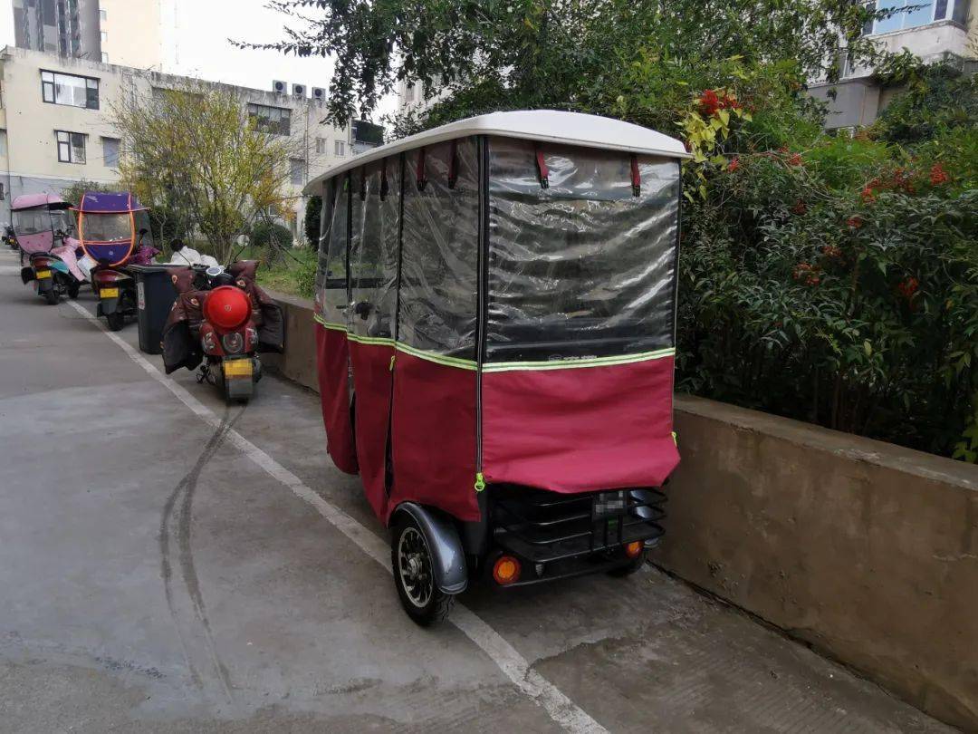 安装便利又能遮风挡雨电动三轮车违法改装加蓬成了不少车主的选择但是