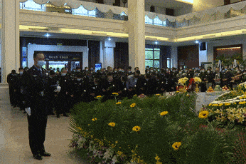 因公牺牲民警李鲲龙的遗体告别仪式在天马山福泽园殡仪馆敬亲堂举行