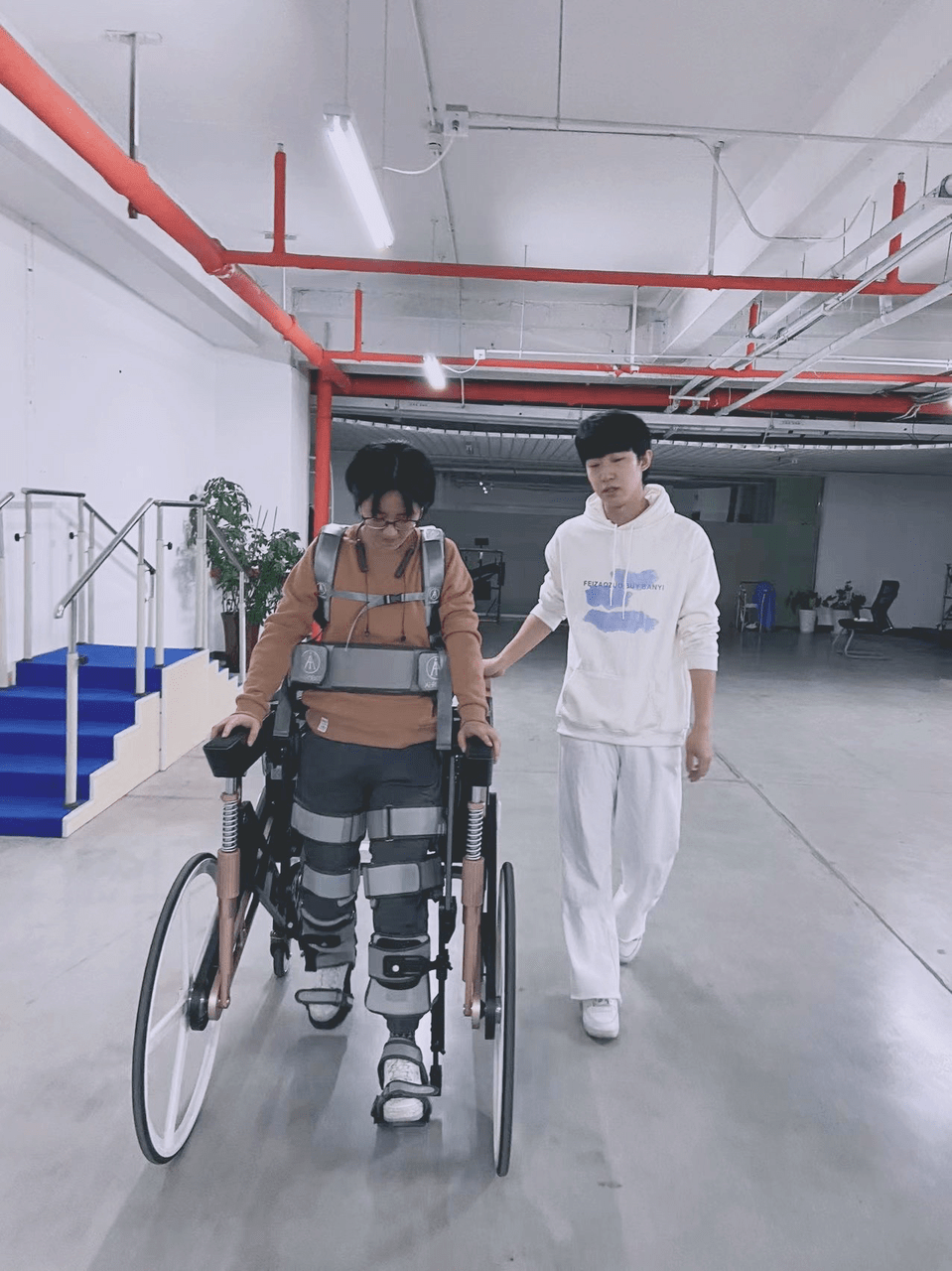 穿上「钢铁战衣」走路后，我看见另一个世界