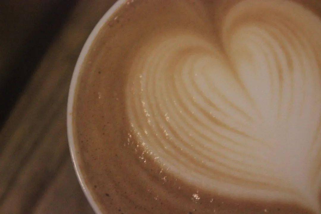 一杯“网红”短笛拿铁咖啡是怎么做成的？