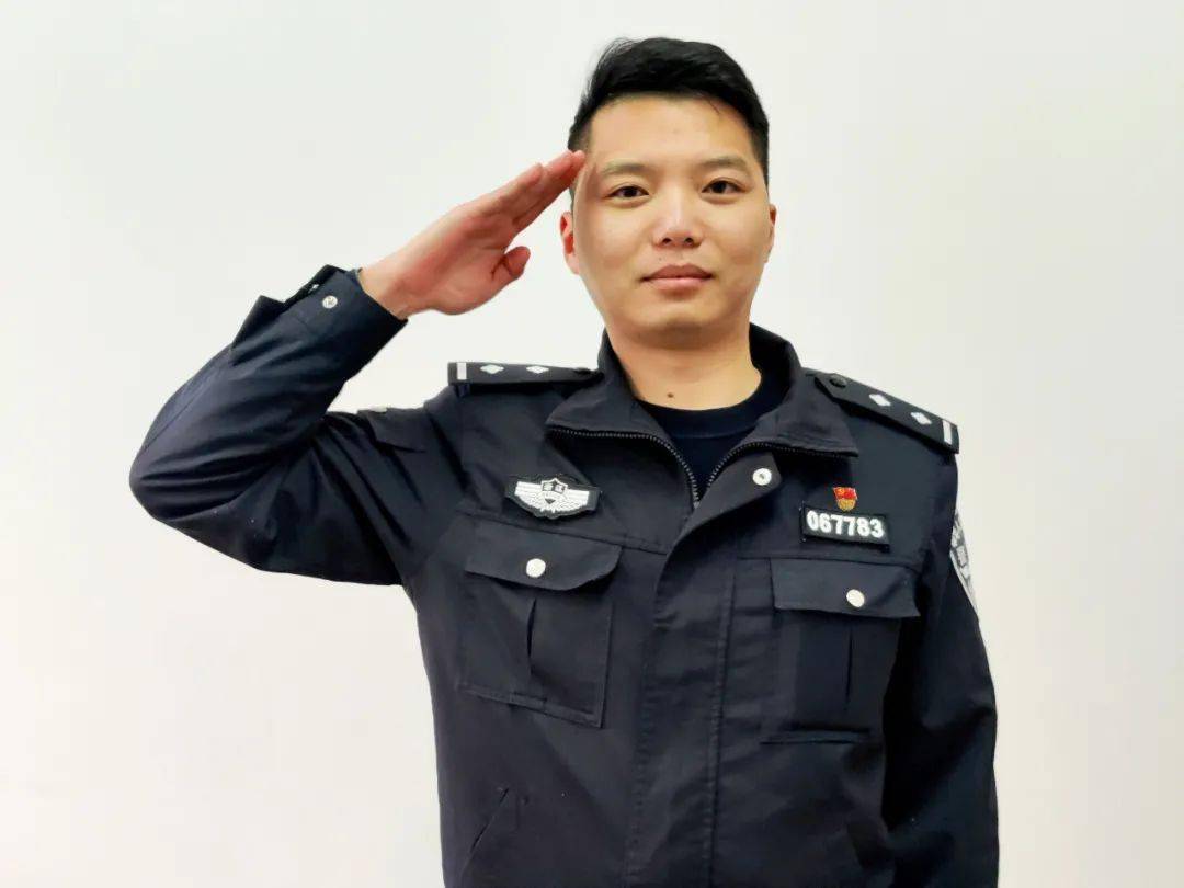 【1024·点赞】他一晚上连翻八个垃圾桶,上了热搜第一