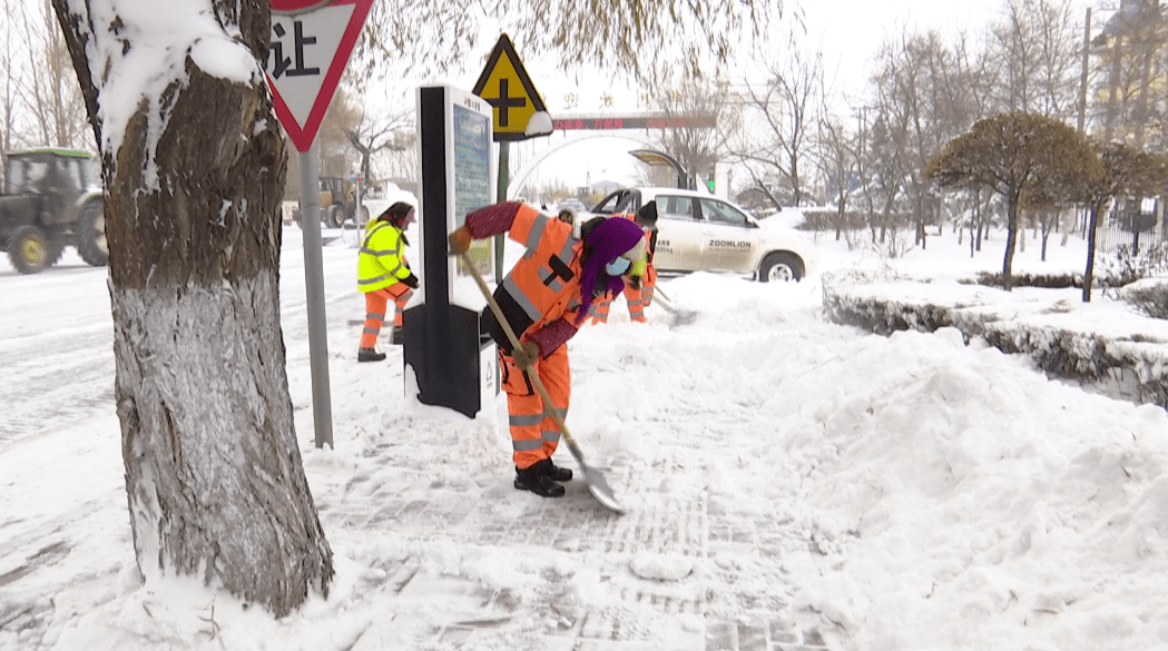 关注银装素裹大雪降环卫工人清雪忙