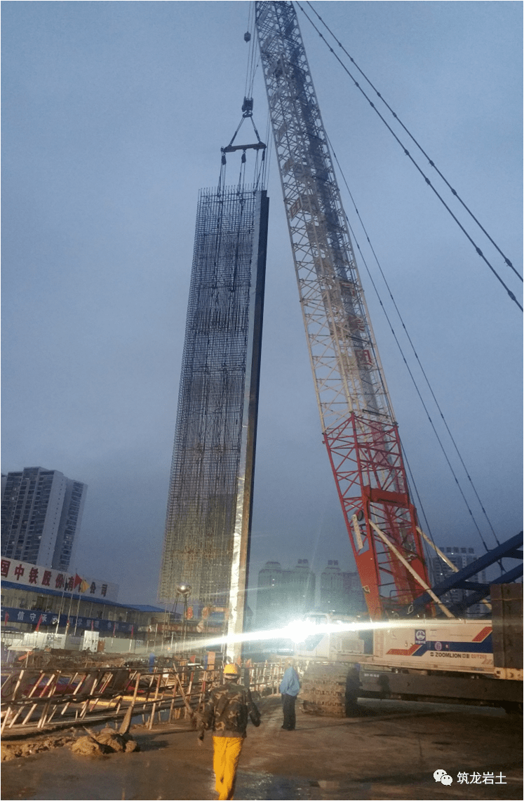 2,地下连续墙混凝土灌注属于水下灌注,一般采用导管灌注方法.