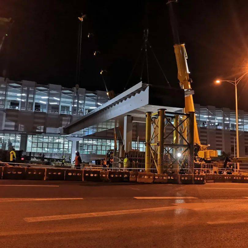 宁句城际黄梅站天桥成功合拢